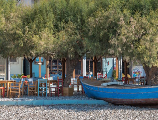 Samos_Tische_und_Boot